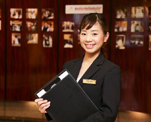 ホテルエミシア東京立川。スタッフ。ホテルを訪れたふたりを笑顔で出迎えてくれるプランナー