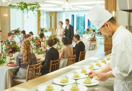 麻布迎賓館。料理。シェフによる調理演出はパーティーに華を添えます