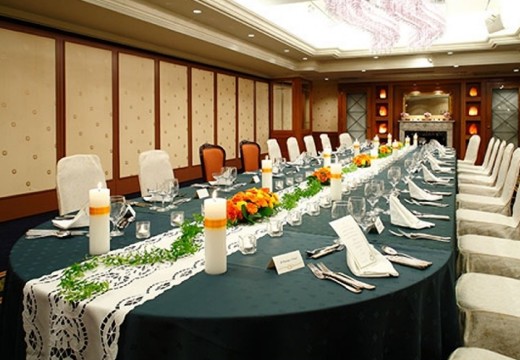 八王子エルシィ。披露宴会場。クラシカルで上品な雰囲気とともに温もりも感じられる『桜桃』