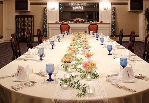 八王子エルシィ。披露宴会場。カジュアルなアレンジもできる『橘』は親族中心の会食にも最適