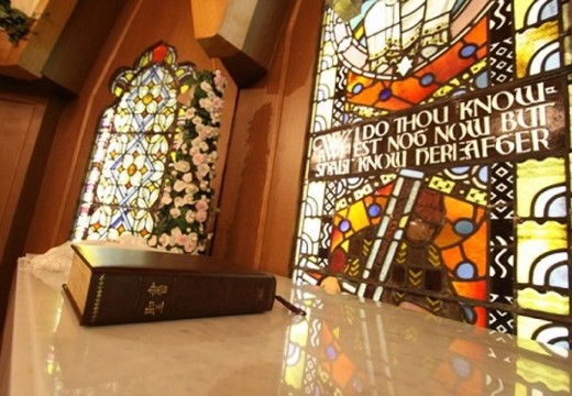 八王子エルシィ。挙式会場。歴史を感じさせるステンドグラスが、誓いの時を神聖に彩ります