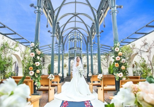 八王子エルシィ。挙式会場。バラの花がきれいで人気の高い『スカイビューガーデン』