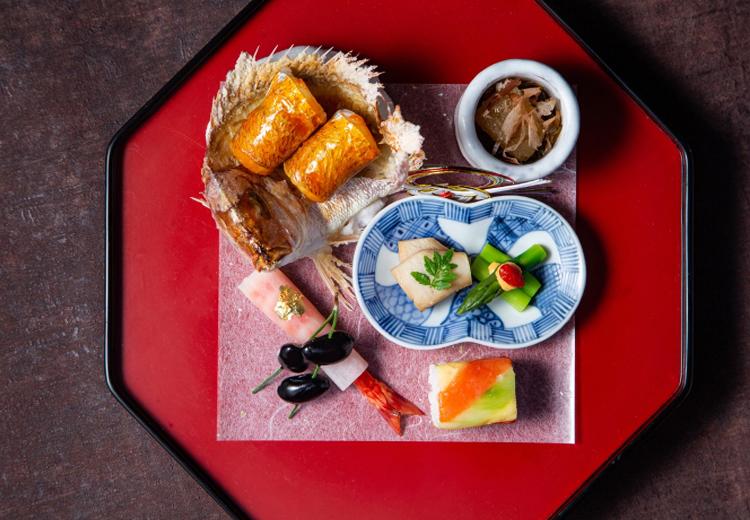 有栖川清水。料理。おめでたい日にふさわしい華やかな会席料理を味わえます