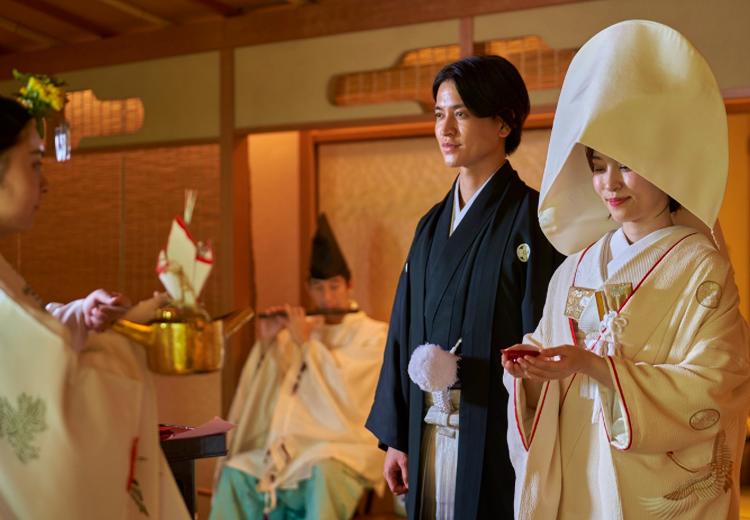 有栖川清水。挙式会場。響き渡る雅楽の生演奏が、幻想的な雰囲気を演出します