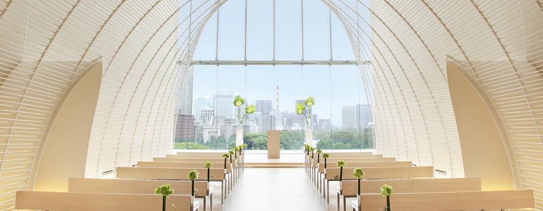パレスホテル東京。挙式会場。高い天井いっぱいに響きわたるハープの音色や聖歌隊の歌声が、感動的な挙式に彩りを添えてくれます