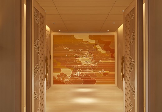 パレスホテル東京。挙式会場。一本の木曽檜から作られた組子細工が天井を彩る神秘的な空間