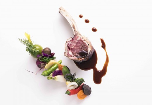 ヴィクトリアガーデン恵比寿迎賓館。料理。色とりどりの有機野菜に彩られた目にも楽しい肉料理