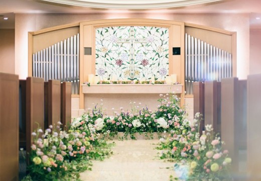 東武ホテルレバント東京。挙式会場。オフホワイトの空間に随所にちりばめられたバラのモチーフ