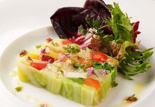 XEX ATAGO GREEN HILLS(ゼックス 愛宕 グリーンヒルズ)。料理。前菜の盛り合わせをはじめ彩り豊かな料理がテーブルを彩ります