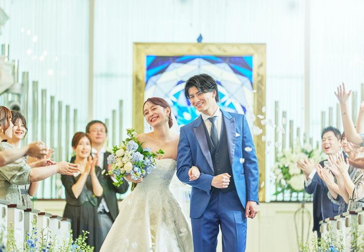 アヴァンセ リアン 東京(AVANCER LIEN TOKYO)。挙式会場。セレモニーの後にはゲストから祝福のフラワーシャワーを受けて