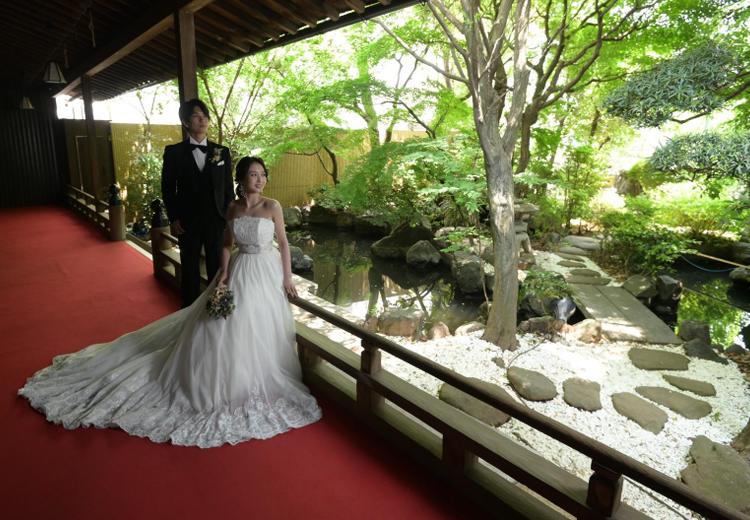 大國魂神社 結婚式場。披露宴会場。大きな窓からは美しい日本庭園を眺めることができます