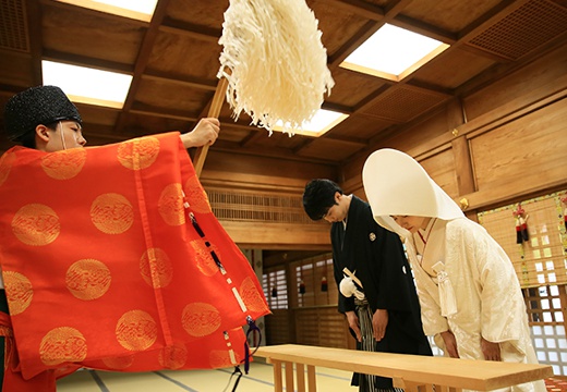 大國魂神社 結婚式場。挙式会場。式の初めにはお祓いを受け、清らかな気持ちで式に臨みます