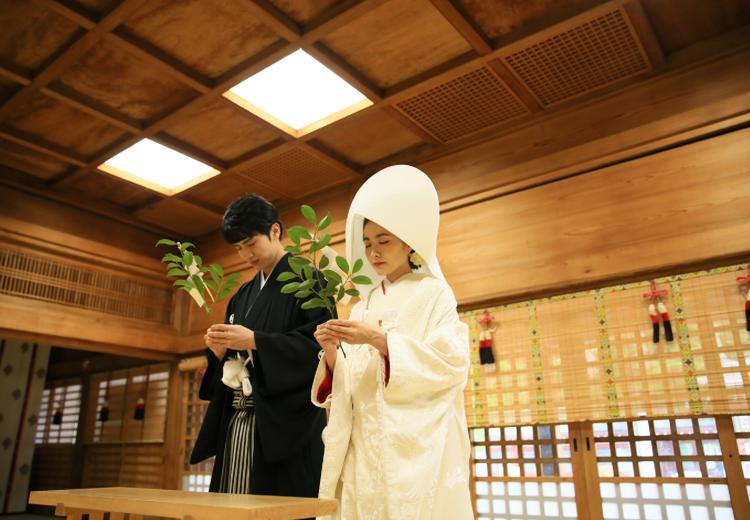 大國魂神社 結婚式場。挙式会場。ふたりの幸せを願って神前に玉串を奉納する「玉串奉奠」