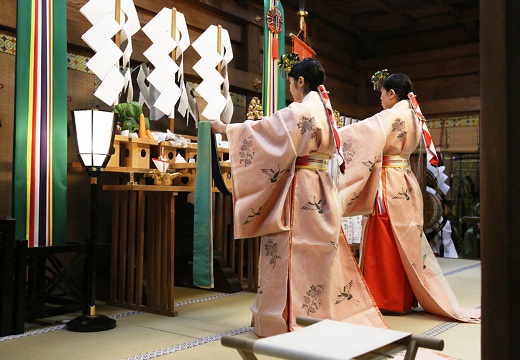 大國魂神社 結婚式場。挙式会場。神社の巫女がふたりの幸せを祈って舞う「浦安の舞」