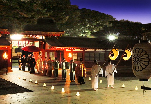 大國魂神社 結婚式場。挙式会場。夕暮れ時の挙式「かがり火挙式」も人気を集めます