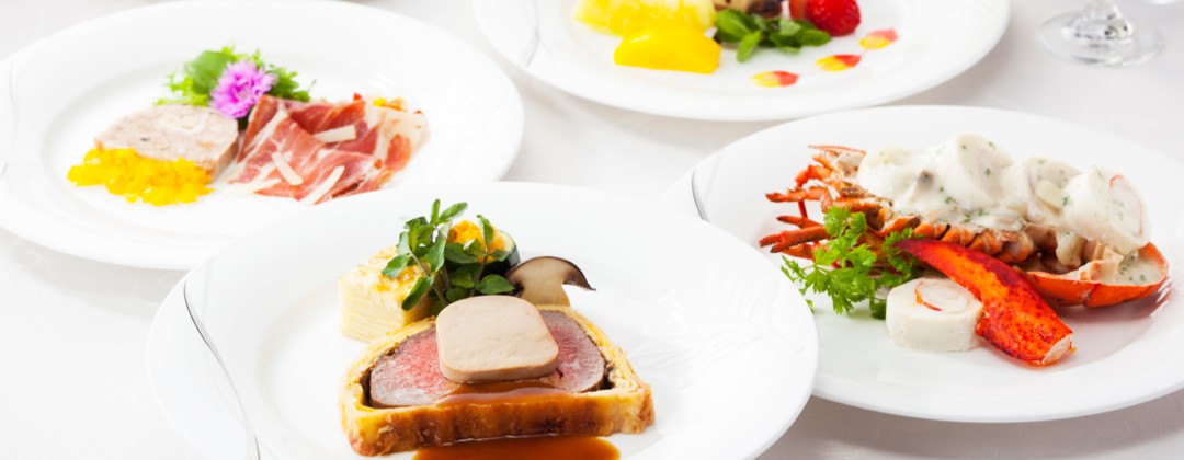 セレス立川。料理。美しい盛り付けにもこだわりが感じられる婚礼料理。年配のゲストもゆっくり食事を楽しめるように、テーブルには箸が用意されます