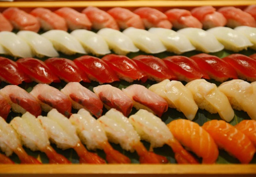 西麻布 権八。料理。新鮮な魚介類を使った、江戸前のにぎり寿司は世代問わず人気