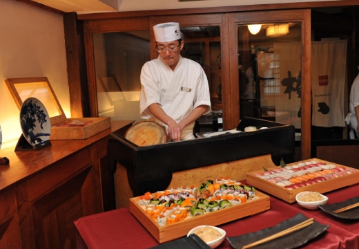 西麻布 権八。料理。ゲスト同士も賑やかに楽しめる寿司ビュッフェの演出