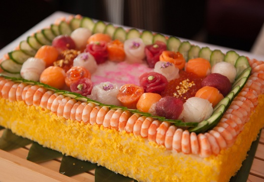 西麻布 権八。料理。カラフルな彩りに思わずカメラを向けたくなる「寿司ケーキ」