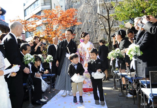 西麻布 権八。挙式会場。ゲストの笑顔と祝福に包まれた、かけがえのない時間