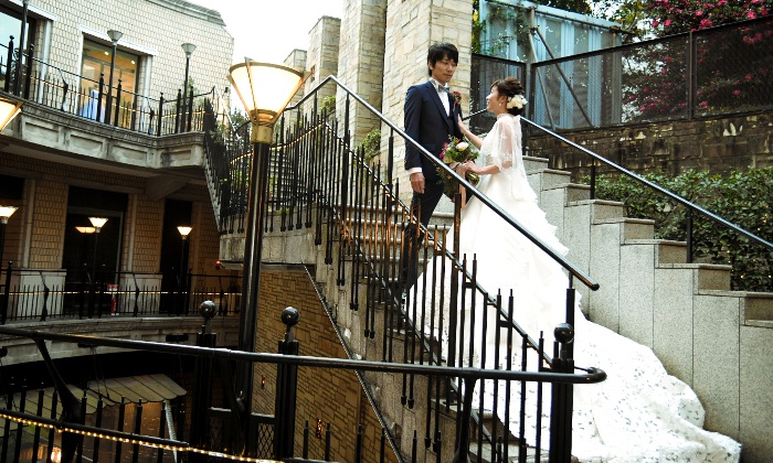 TABLEAUX(タブローズ)。演出・小物。テラスには階段も併設。映画のような美しいワンシーンが叶います