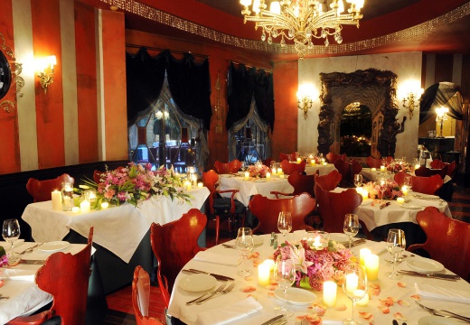 TABLEAUX(タブローズ)。披露宴会場。夜は雰囲気が一変して、落ち着きのある雰囲気を楽しめます