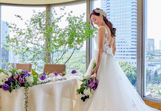 なだ万 ZIPANGU(ジパング)。披露宴会場。大きな窓から自然光が差し込み、ドレス姿の花嫁を美しく演出