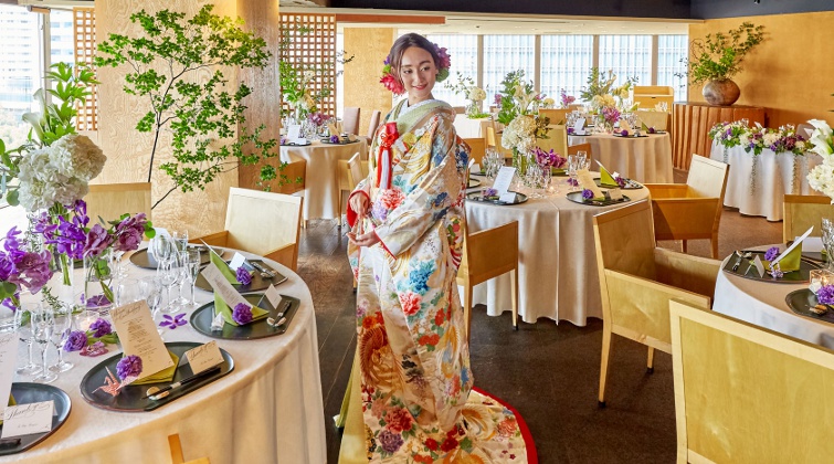 なだ万 ZIPANGU(ジパング)。二面を窓に囲まれたスタイリッシュで居心地の良いダイニング。店舗全体を貸切にして、優雅な披露宴を開くことができます
