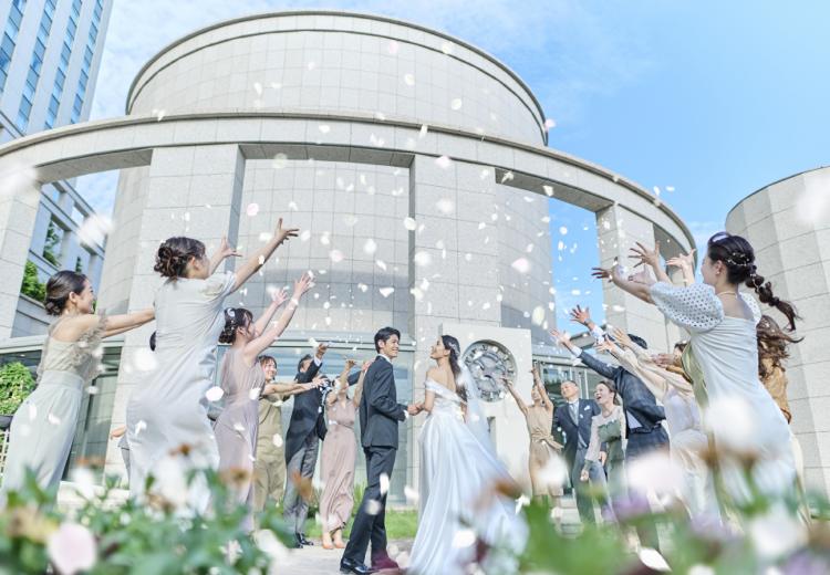 グランドニッコー東京 台場。挙式会場。開放的な中庭ではフラワーシャワーやゲストとの写真撮影を満喫