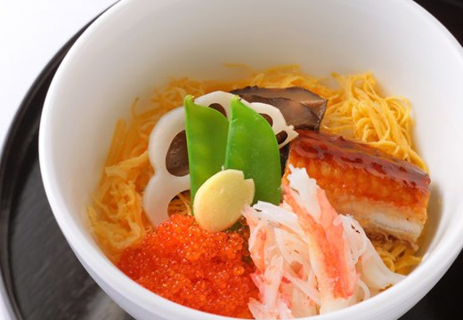 ホテルメトロポリタン エドモント。料理。和洋折衷料理では、上品な日本料理の一品も並びます