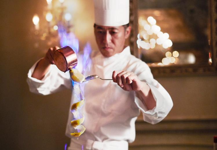 ホテルモントレ銀座。料理。フルーツのフランベが目の前で行われる「フルーツジュビレ」