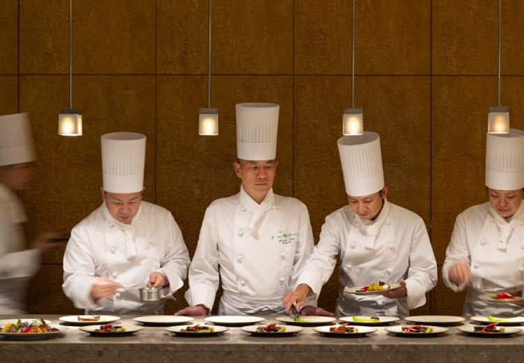 ホテル椿山荘東京。料理。オープンキッチン完備の会場ではシェフの調理姿も演出になります
