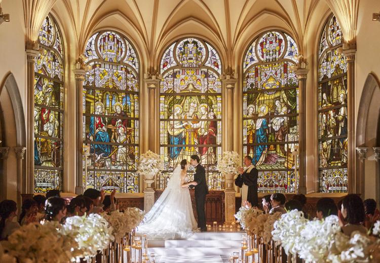 セントグレース大聖堂。美しいステンドグラスに囲まれた祭壇はまるで海外の教会のよう