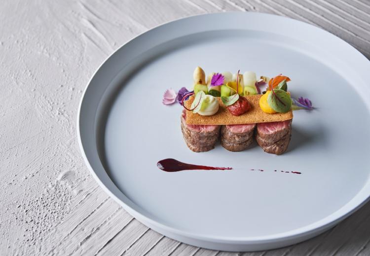 シャルマンシーナ TOKYO(シャルマンシーナ 東京)。料理。上質な牛肉を贅沢に焼き上げたメイン料理はゲストの間でも評判