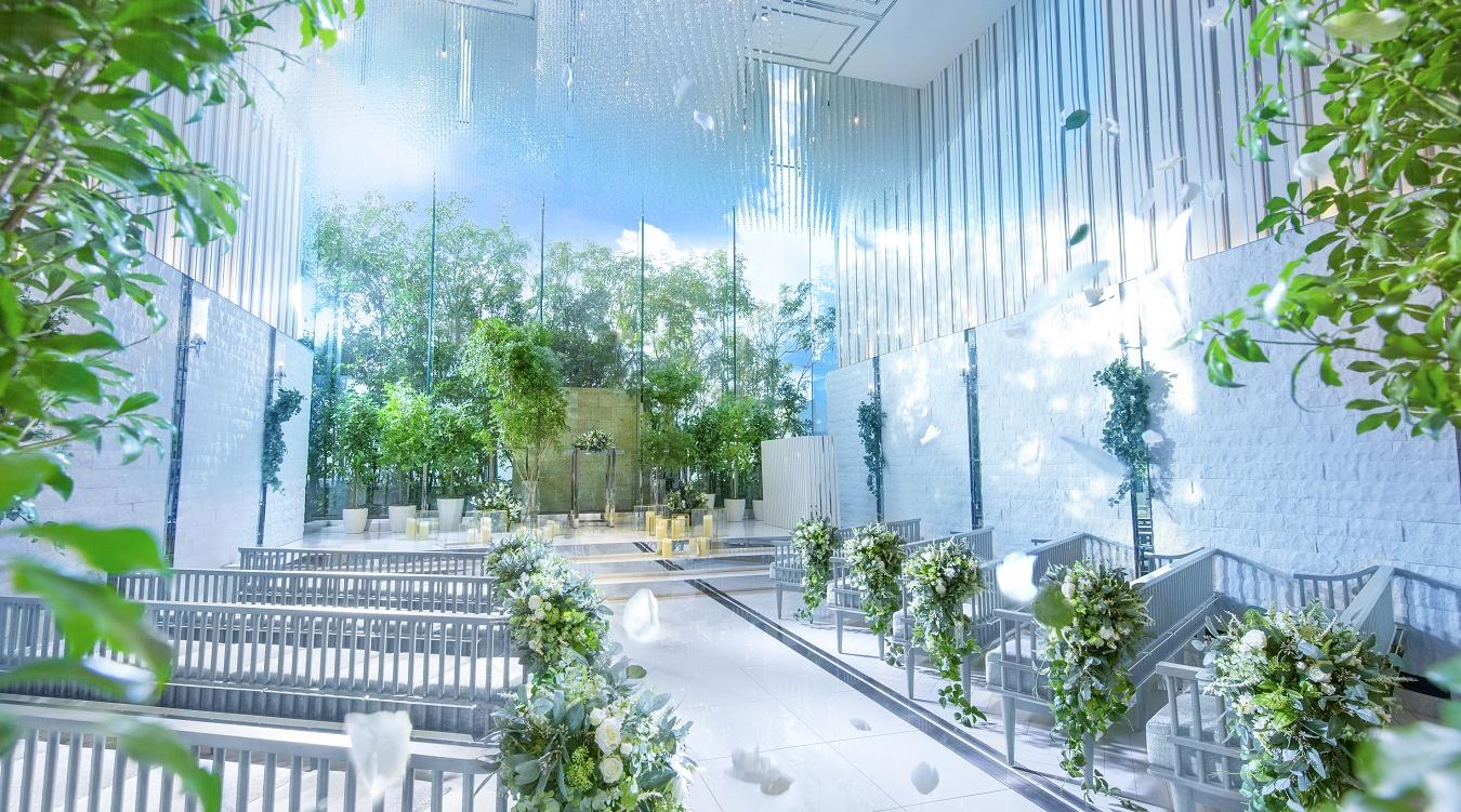 シャルマンシーナ TOKYO(シャルマンシーナ 東京)。家族だけでなく、多くのゲストに参列してもらえる大スケールのチャペル。大きなガラス張りの祭壇も魅力です