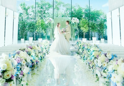 シャルマンシーナ TOKYO（シャルマンシーナ 東京）。挙式会場。青空と緑が広がる幻想的な空間で永遠の愛を誓います