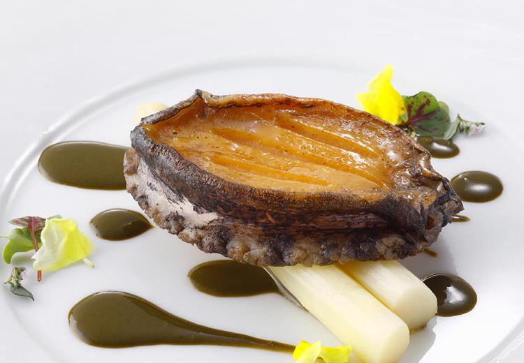 Harmonie agréable(アーモニーアグレアーブル)。料理。古来よりめでたい席で供されてきた鮑や金目鯛などを使用