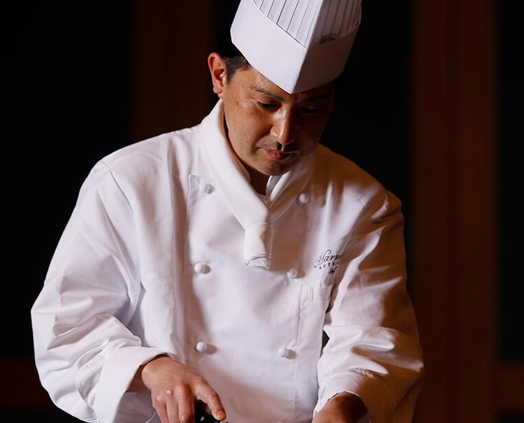 Harmonie agréable(アーモニーアグレアーブル)。スタッフ。ふたりが伝えたい感謝の思いを料理で表現してくれる武田シェフ
