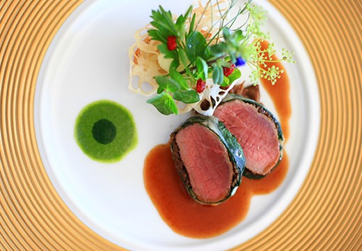 TERAKOYA(テラコヤ)。料理。彩り鮮やかで独創的な料理がテーブルに届きます