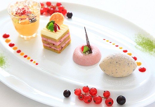 TERAKOYA(テラコヤ)。料理。季節の彩りを織り交ぜたカラフルなデザートも魅力