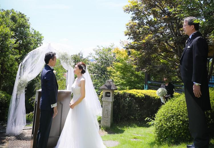 TERAKOYA(テラコヤ)。挙式会場。美しく手入れされた庭園で行う青空の下でのセレモニー