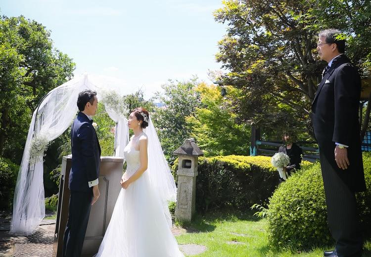 TERAKOYA（テラコヤ）。挙式会場。美しく手入れされた庭園で行う青空の下でのセレモニー