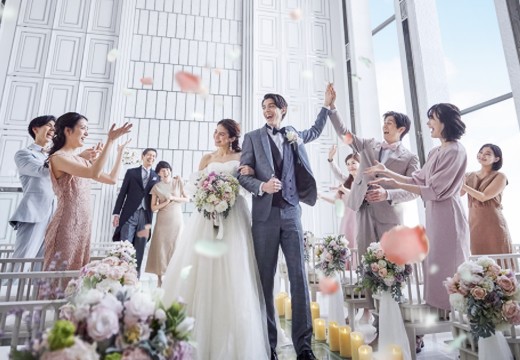 ラグナヴェール TOKYO(ラグナヴェール 東京)。挙式会場。盛大な祝福の演出で大勢のゲストと喜びを分かち合えます