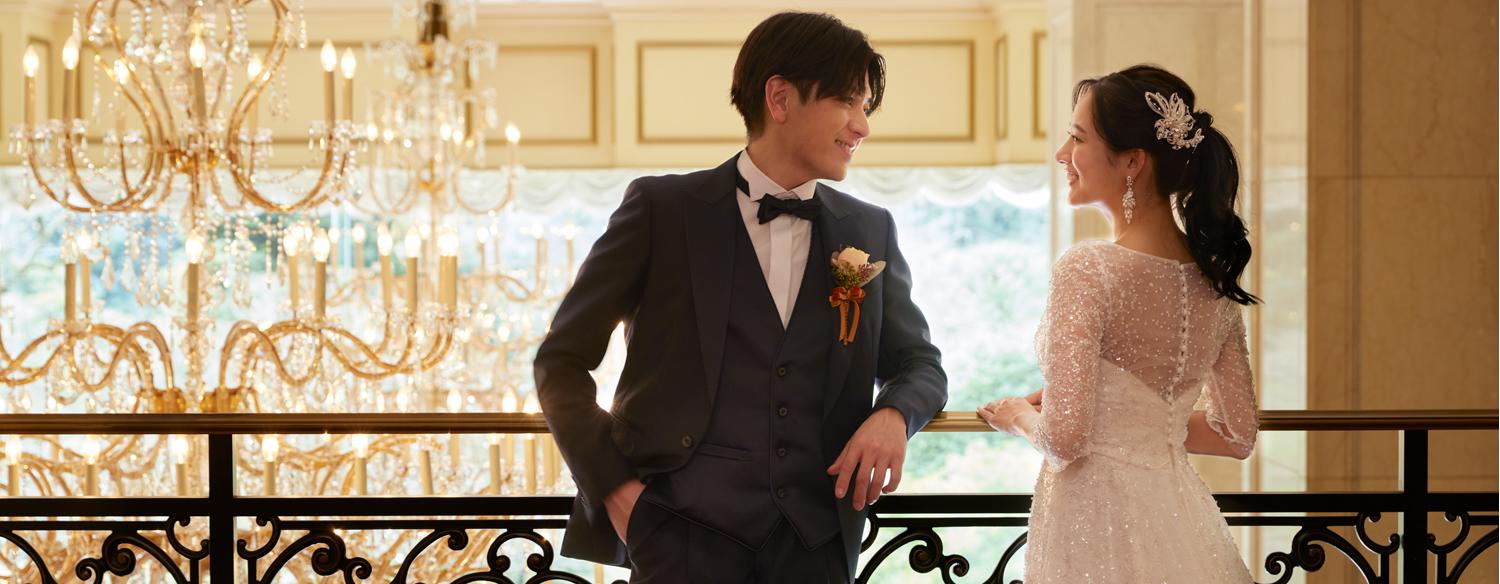 リーガロイヤルホテル東京。演出・小物。館内で一番大きなシャンデリア前での撮影は前撮りで。ロイヤルウェディングにふさわしい一枚が叶います