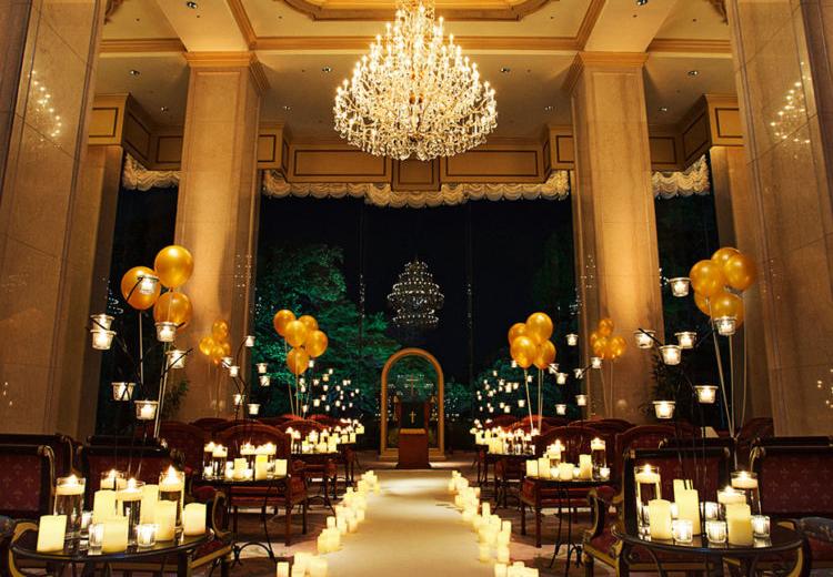 リーガロイヤルホテル東京。挙式会場。ナイトウェディングではキャンドルの灯がロマンティック