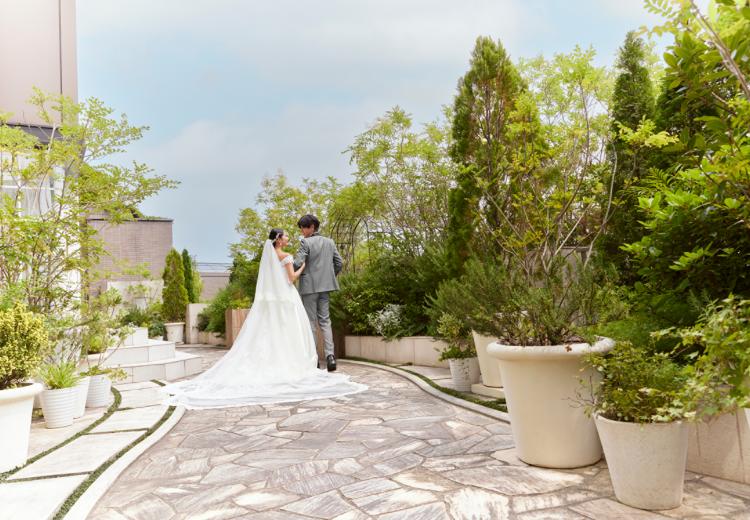 リーガロイヤルホテル東京。挙式会場。バルコニーガーデンは前撮りでも人気のロケーション