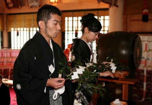 居木神社。新郎新婦が神様に拝礼する『新郎新婦玉串奉奠』の儀式