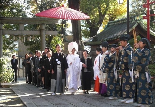 居木神社。挙式会場。四季折々の自然に囲まれ、社殿まで歩みを進める「参進の儀式」