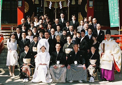 居木神社。挙式会場。挙式の最後には、晴れやかな陽光に包まれて記念撮影