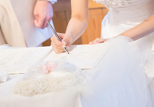 仏蘭西舎すいぎょく。挙式会場。「結婚誓約書」にサインをして永遠の愛を誓う人前式